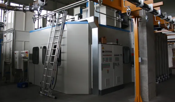 Echipament de producție racordat electric, într-o hală industrială
