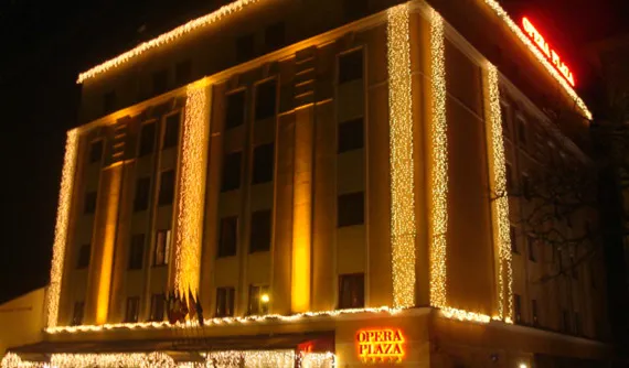 Hotelul Opera Plaza cu perdele de lumini calde, aurii