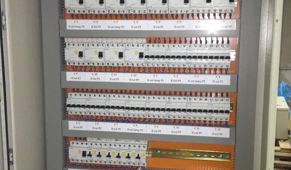 Tablou de distribuție cu rânduri de siguranțe automate etichetate