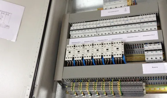Tablou electric cu contactoare și cablare ordonată pe șină DIN