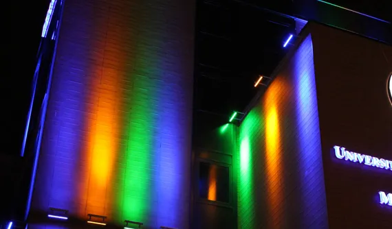 Detaliu cu proiectoarele RGB montate pe fațada USAMV Cluj